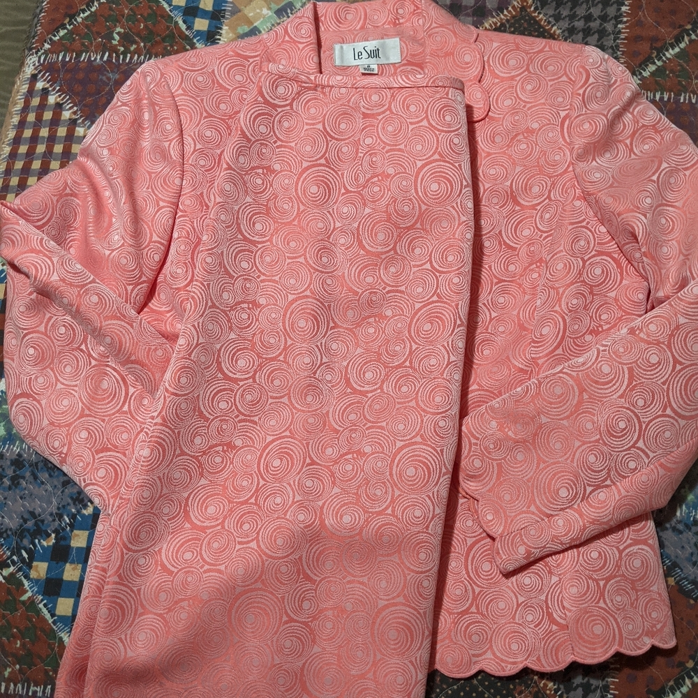 Le suit, skirt suit